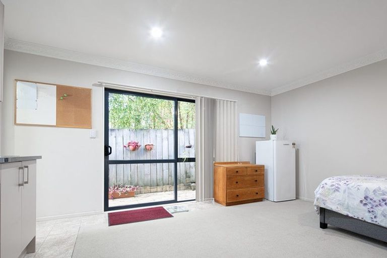 Photo of property in 1 Mana Lane, Pinehill, Auckland, 0632