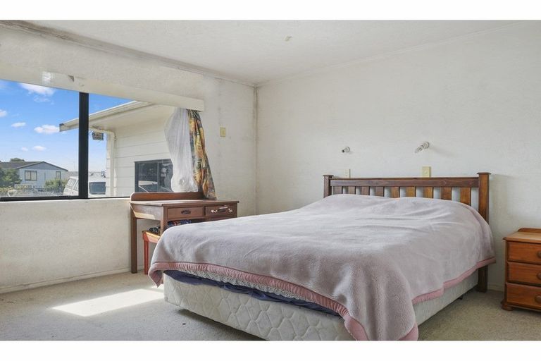 Photo of property in 17 Solveig Place, Randwick Park, Auckland, 2105