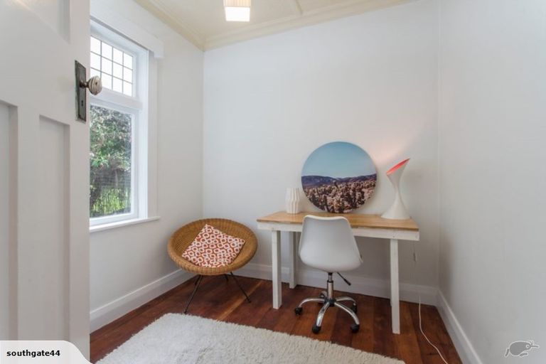 Photo of property in 30 Hungerford Road, Lyall Bay, Wellington, 6022