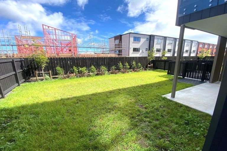 Photo of property in 4/5g Newelm Lane, Flat Bush, Auckland, 2019