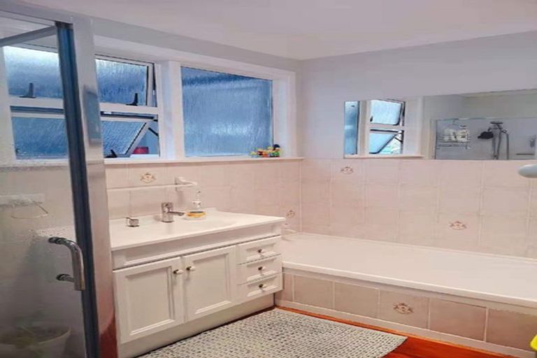 Photo of property in 7 Ellesmere Crescent, Pakuranga Heights, Auckland, 2010