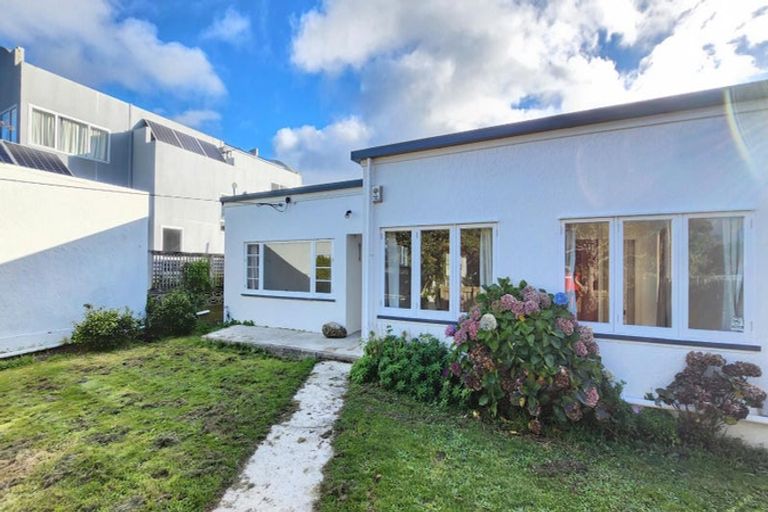 Photo of property in 73 Maupuia Road, Maupuia, Wellington, 6022