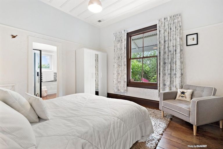 Photo of property in 102 Jellicoe Street, Martinborough, 5711