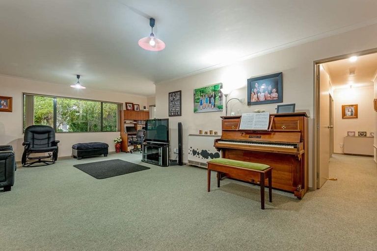 Photo of property in 15 Woburn Place, Takaro, Palmerston North, 4412