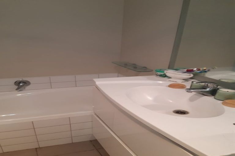 Photo of property in 31/64 Kawaha Point Road, Kawaha Point, Rotorua, 3010