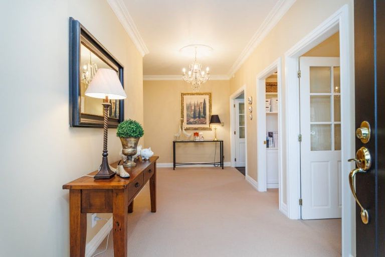 Photo of property in 35 Cashmere Drive, Fitzherbert, Palmerston North, 4410