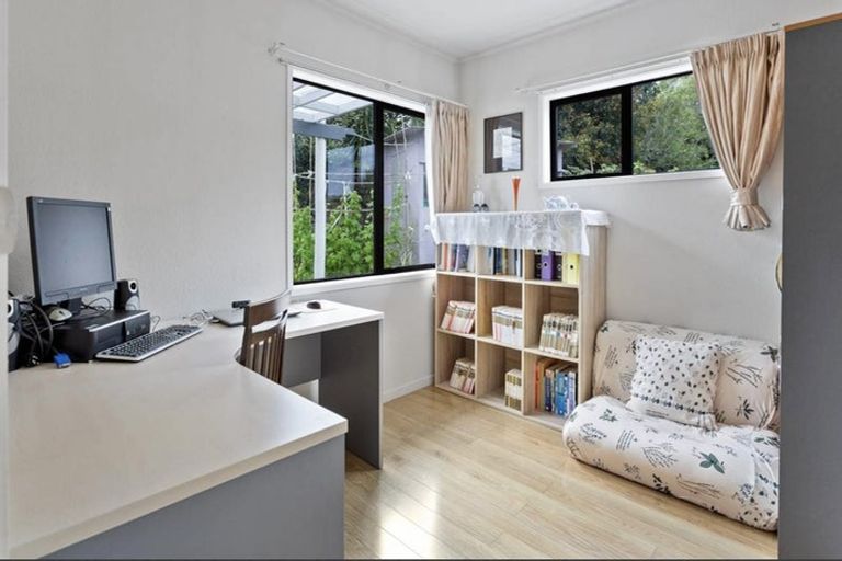 Photo of property in 30 Mannering Place, Hillcrest, Auckland, 0627