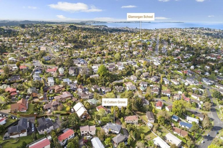 Photo of property in 18 Cottam Grove, Northcross, Auckland, 0632