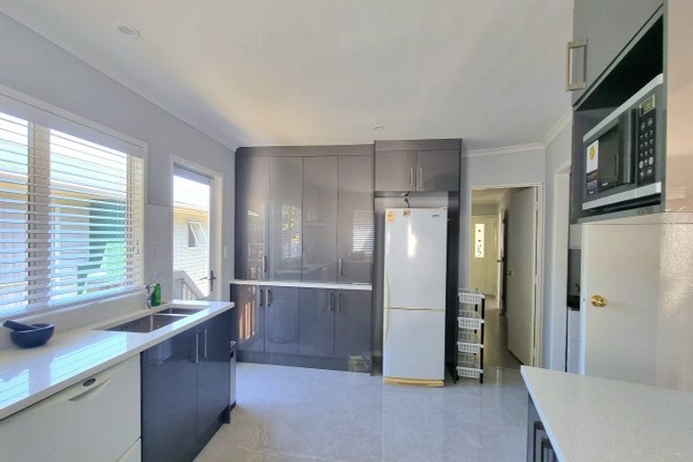 Photo of property in 176 Gossamer Drive, Pakuranga Heights, Auckland, 2010