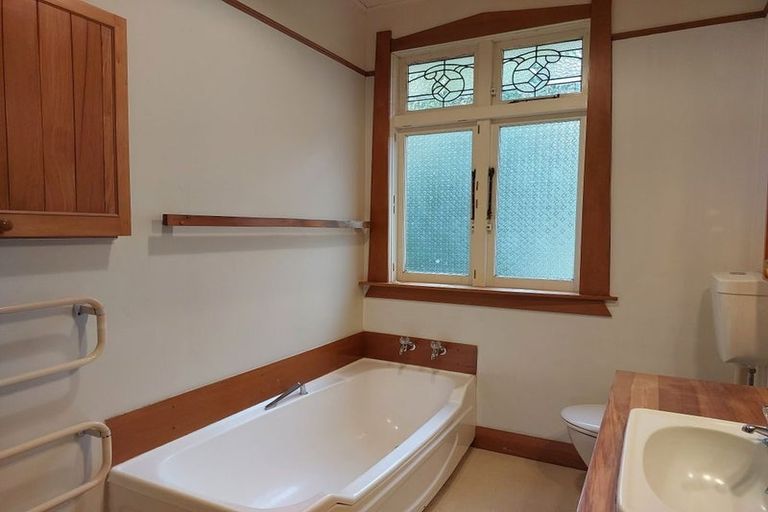 Photo of property in 6 Highland Crescent, Wadestown, Wellington, 6012