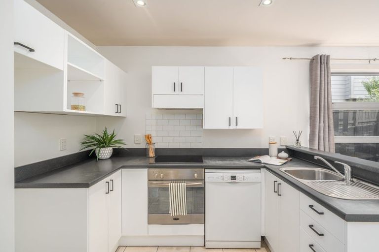 Photo of property in 18 Franklyn Road, Tawa, Wellington, 5028