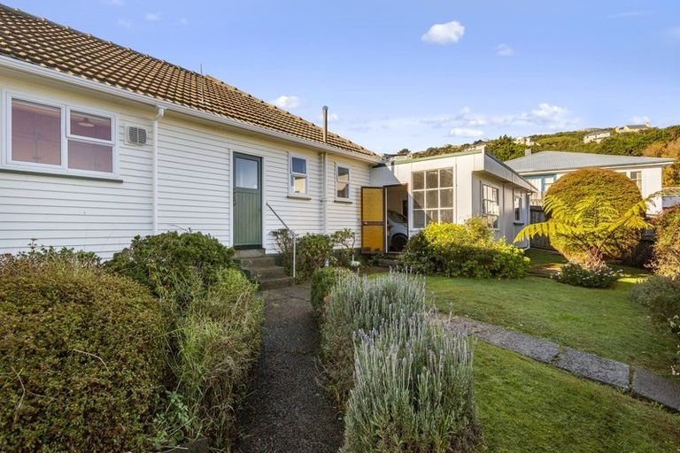 Photo of property in 2 Ongley Crescent, Tawa, Wellington, 5028