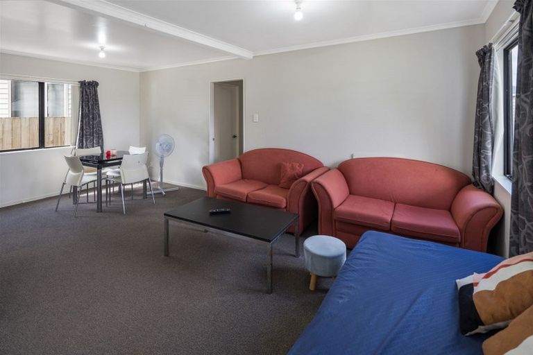 Photo of property in 10a Ted Gilberd Place, Newlands, Wellington, 6037