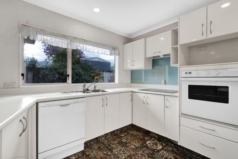 Photo of property in 1/9 Waiwera Place, Merrilands, New Plymouth, 4312