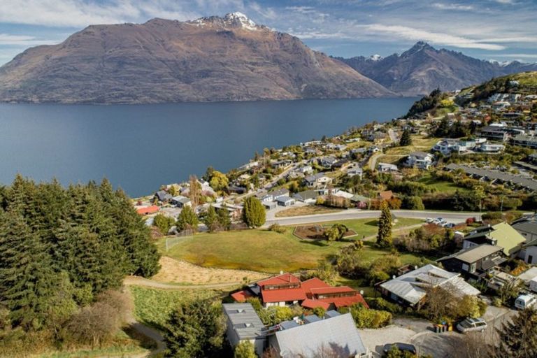 Photo of property in 14a Cameron Place, Fernhill, Queenstown, 9300