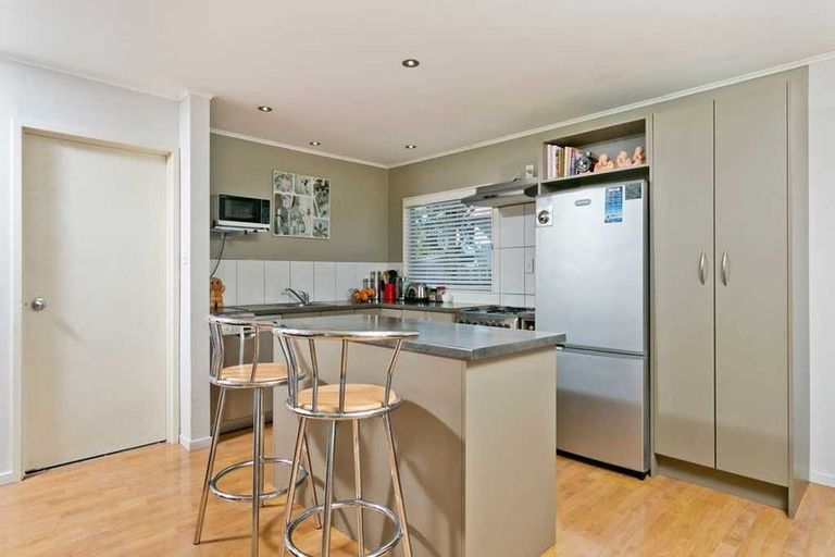 Photo of property in 2/15 Lambrown Drive, Totara Vale, Auckland, 0629