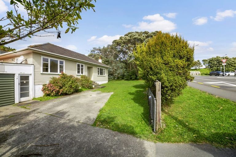 Photo of property in 4 Bracken Road, Newlands, Wellington, 6037