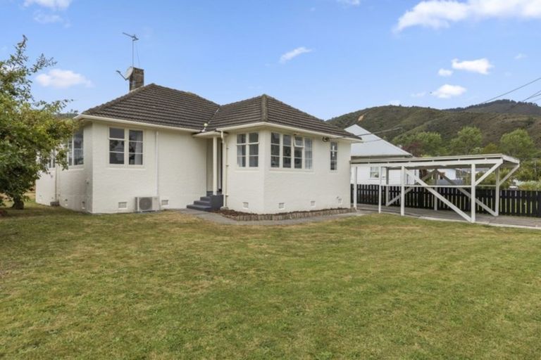 Photo of property in 17 Strand Crescent, Naenae, Lower Hutt, 5011