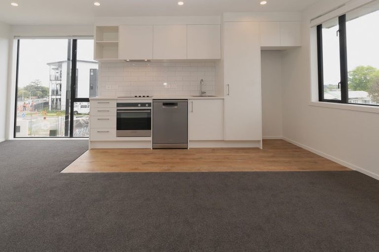 Photo of property in 13/1 Fruitvale Road, New Lynn, Auckland, 0600