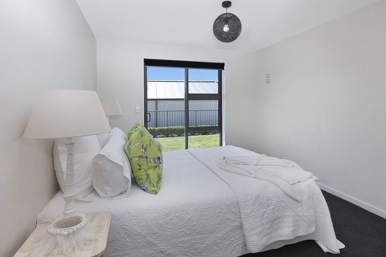Photo of property in 8 Saint Remy Lane, Redcliffs, Christchurch, 8081