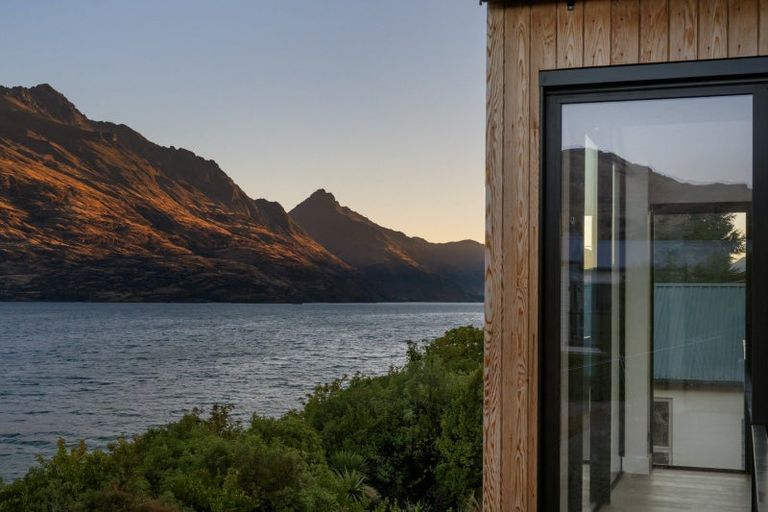 Photo of property in 66 Cedar Drive, Kelvin Heights, Queenstown, 9300