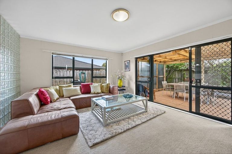 Photo of property in 16 Newbegin Place, Weymouth, Auckland, 2103