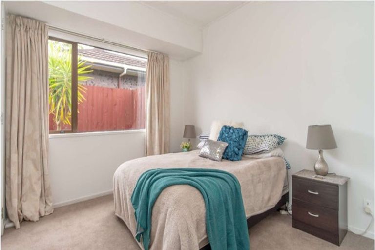 Photo of property in 2/4 Tyndrum Place, Highland Park, Auckland, 2010