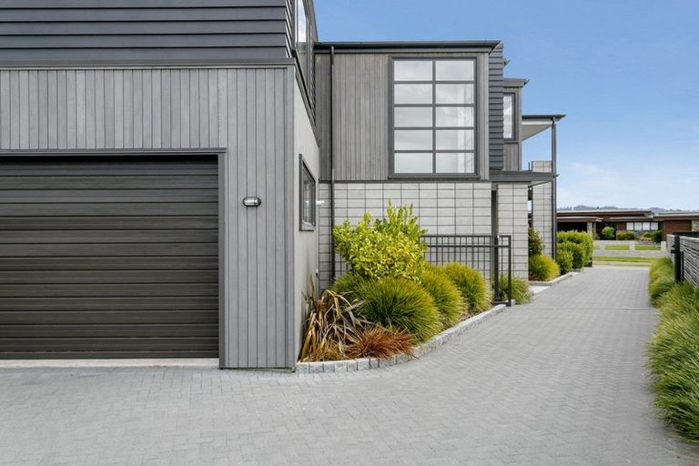 Photo of property in 12 Pukenamu Road, Rainbow Point, Taupo, 3330