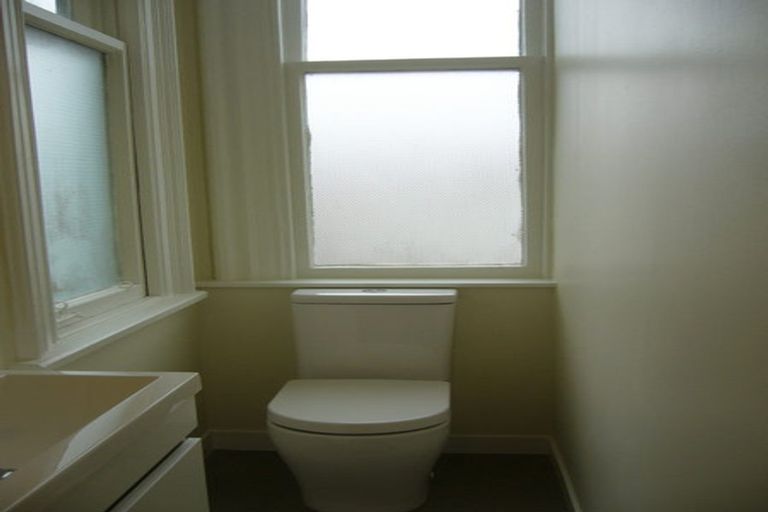 Photo of property in 4 Hawker Street, Mount Victoria, Wellington, 6011