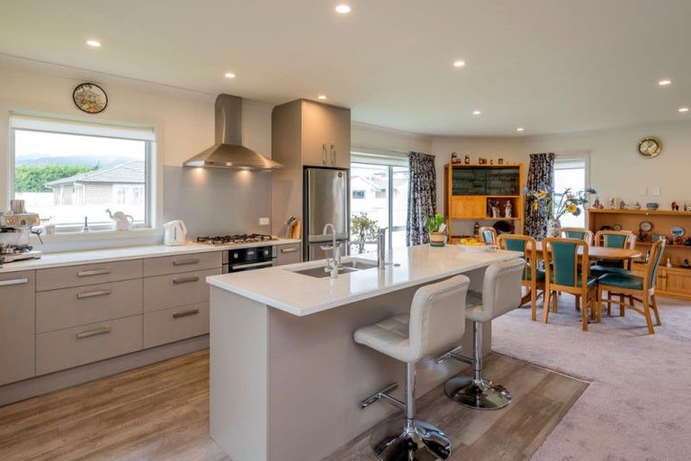 Photo of property in 2 Bridford Way, Paraparaumu, 5032