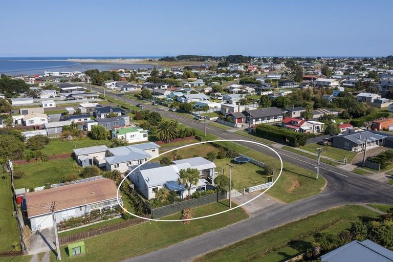 Photo of property in 8 Linklater Avenue, Foxton Beach, Foxton, 4815
