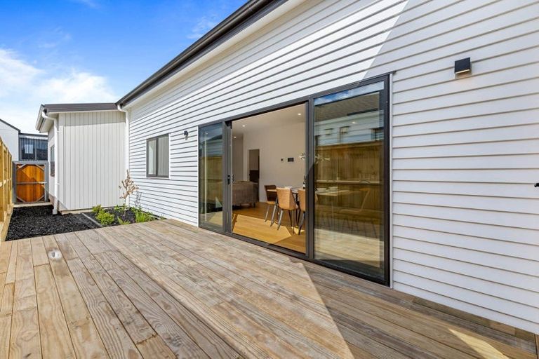 Photo of property in 19 Cara Avenue, Kumeu, 0810