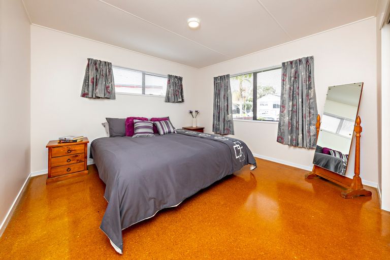 Photo of property in 28 Seaward Place, Wattle Downs, Auckland, 2103
