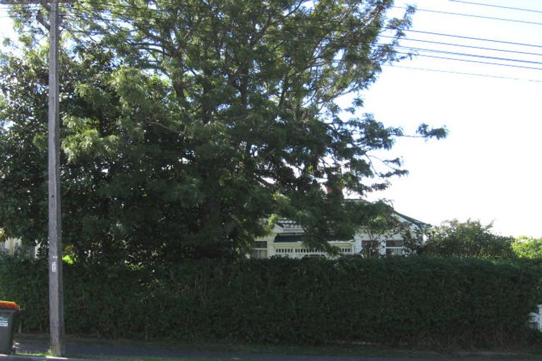 Photo of property in 32 Stanley Point Road, Stanley Point, Auckland, 0624
