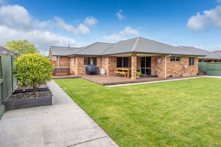 Photo of property in 17 Whitford Place, Rototuna North, Hamilton, 3210