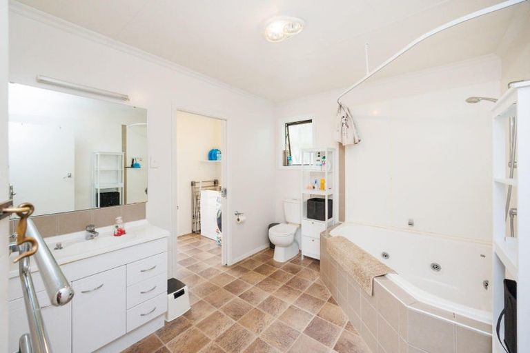 Photo of property in 18 Park Road, West End, Palmerston North, 4412