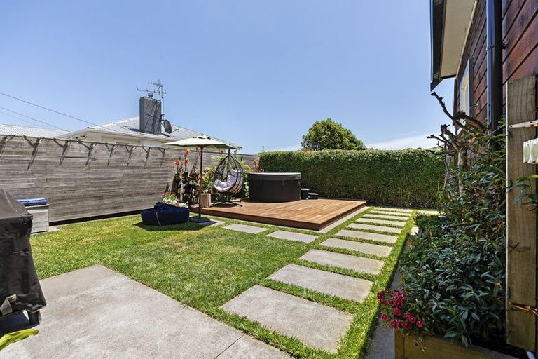 Photo of property in 4 Smith Road, Merrilands, New Plymouth, 4312