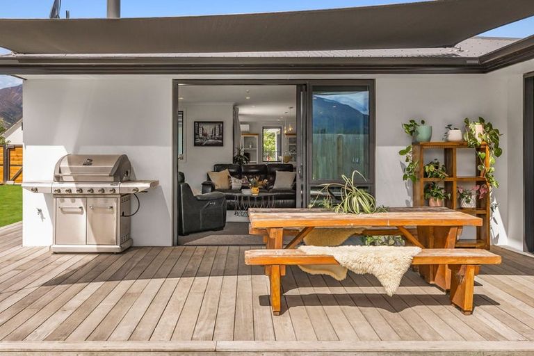 Photo of property in 9 Isthmus Place, Lake Hawea, Wanaka, 9382