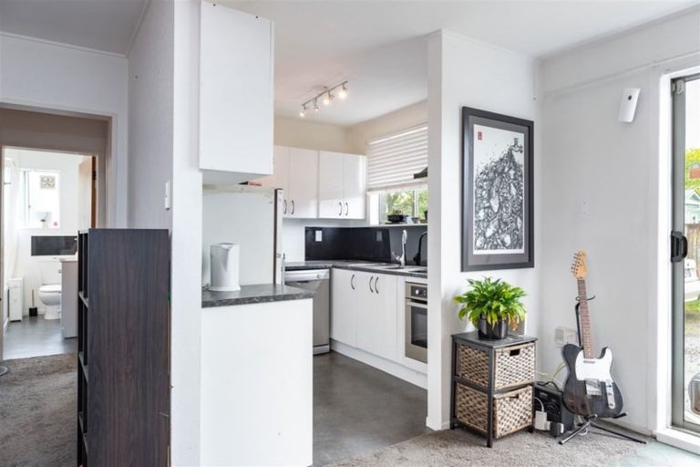 Photo of property in 2/19 Pirie Crescent, Moera, Lower Hutt, 5010