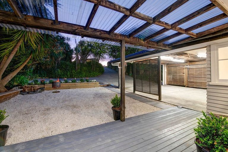 Photo of property in 3 Moffat Road, Red Beach, 0932