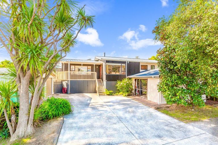 Photo of property in 17 Outlook Road, Greenhithe, Auckland, 0632