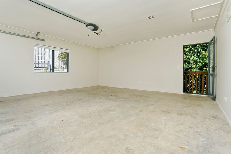 Photo of property in 229a Wairau Road, Totara Vale, Auckland, 0627