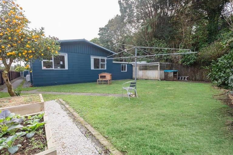 Photo of property in 5 Poharama Place, Marfell, New Plymouth, 4310