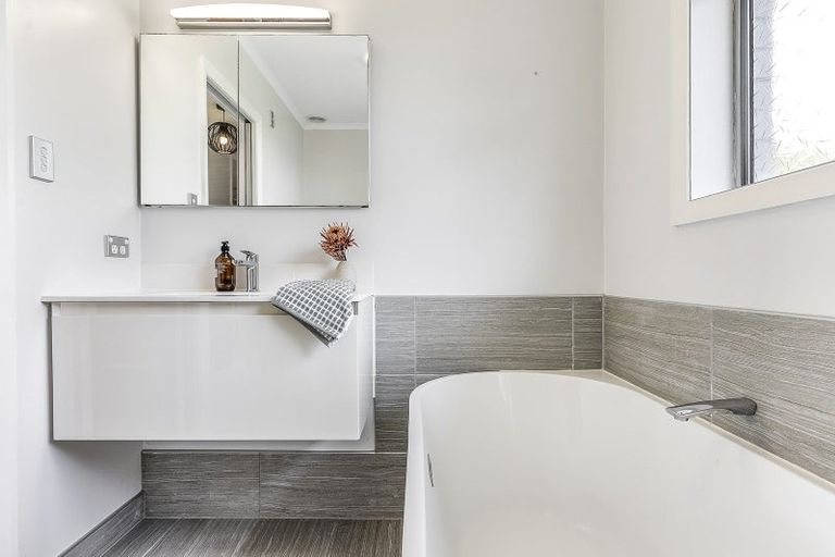 Photo of property in 11 Gerrand Place, Chedworth, Hamilton, 3210