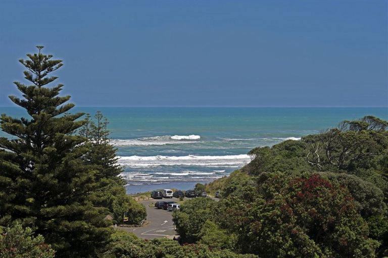 Photo of property in 10 Waitea Road, Muriwai, Waimauku, 0881