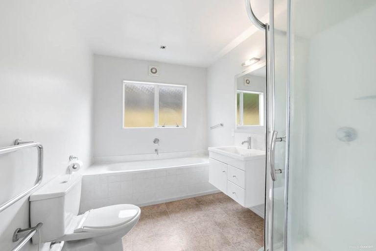 Photo of property in 1a Highgrove Lane, Totara Vale, Auckland, 0632