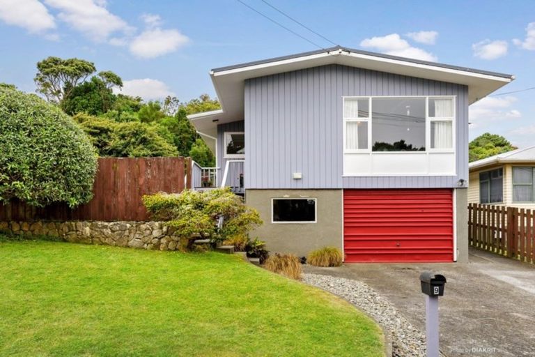Photo of property in 9 Turville Crescent, Newlands, Wellington, 6037