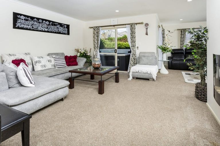 Photo of property in 21 Crimson Park, Oteha, Auckland, 0632