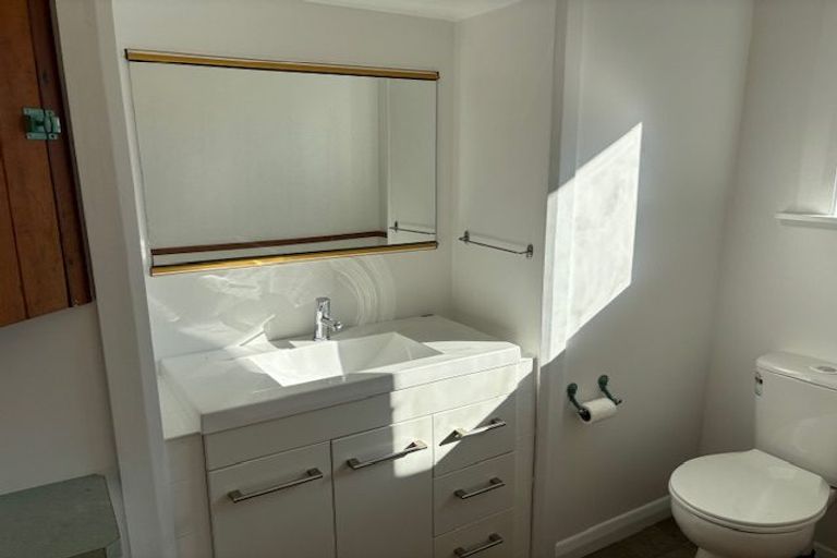 Photo of property in 18 Queens Road, Glen Avon, New Plymouth, 4312