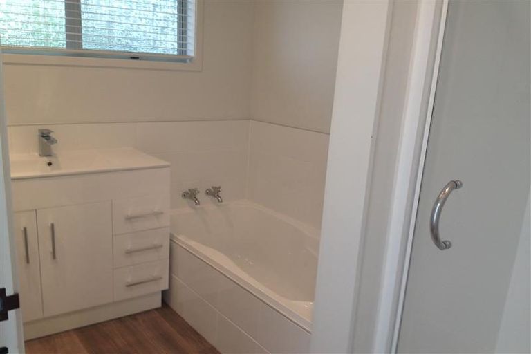 Photo of property in 16 Heaton Grove, Chatswood, Auckland, 0626